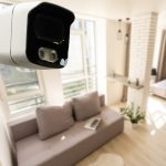 Vacances d'été : partez l'esprit léger avec une caméra de vidéosurveillance dans votre salon